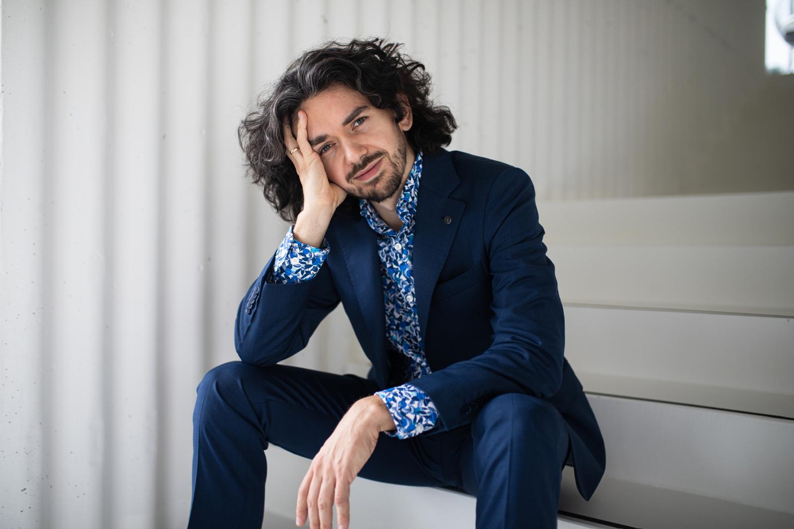 Pawel Motyczynski auf Treppenstufen sitzend