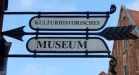 Wegweiser zum Eingang Kulturhistorisches Museum Stralsund